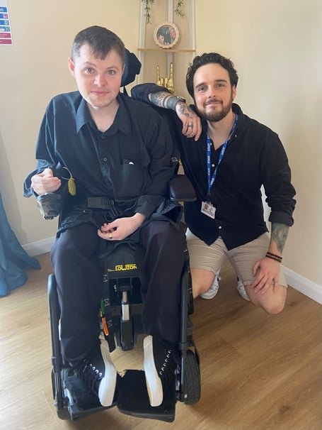 Matt Beavan with a Dame Hannahs resident.
